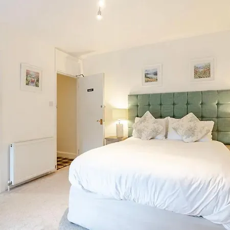 Old School House - With Private Onsite Parking 4*