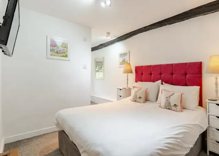 Old School House هوكسهيد